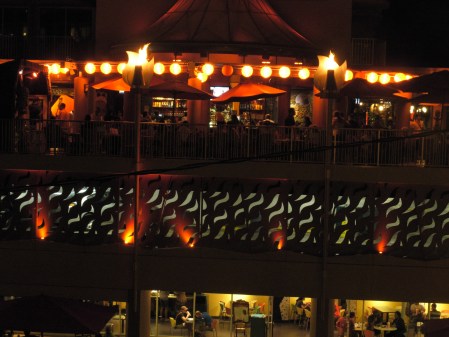 Tiki's Grill and Bar: Be sure to tip your waiter.